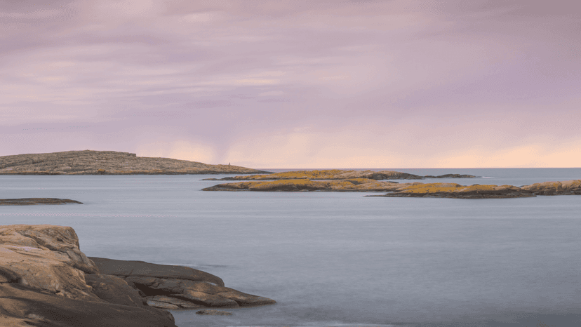 Himmel och hav vy över små kala öar